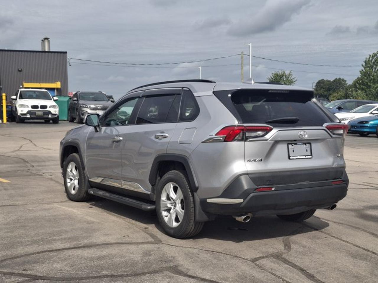 2019 Toyota RAV4 XLE | Sunroof | Heated Seats + Steering | Power Liftgate | Apple CarPlay | Rear Cam and More ! Photo