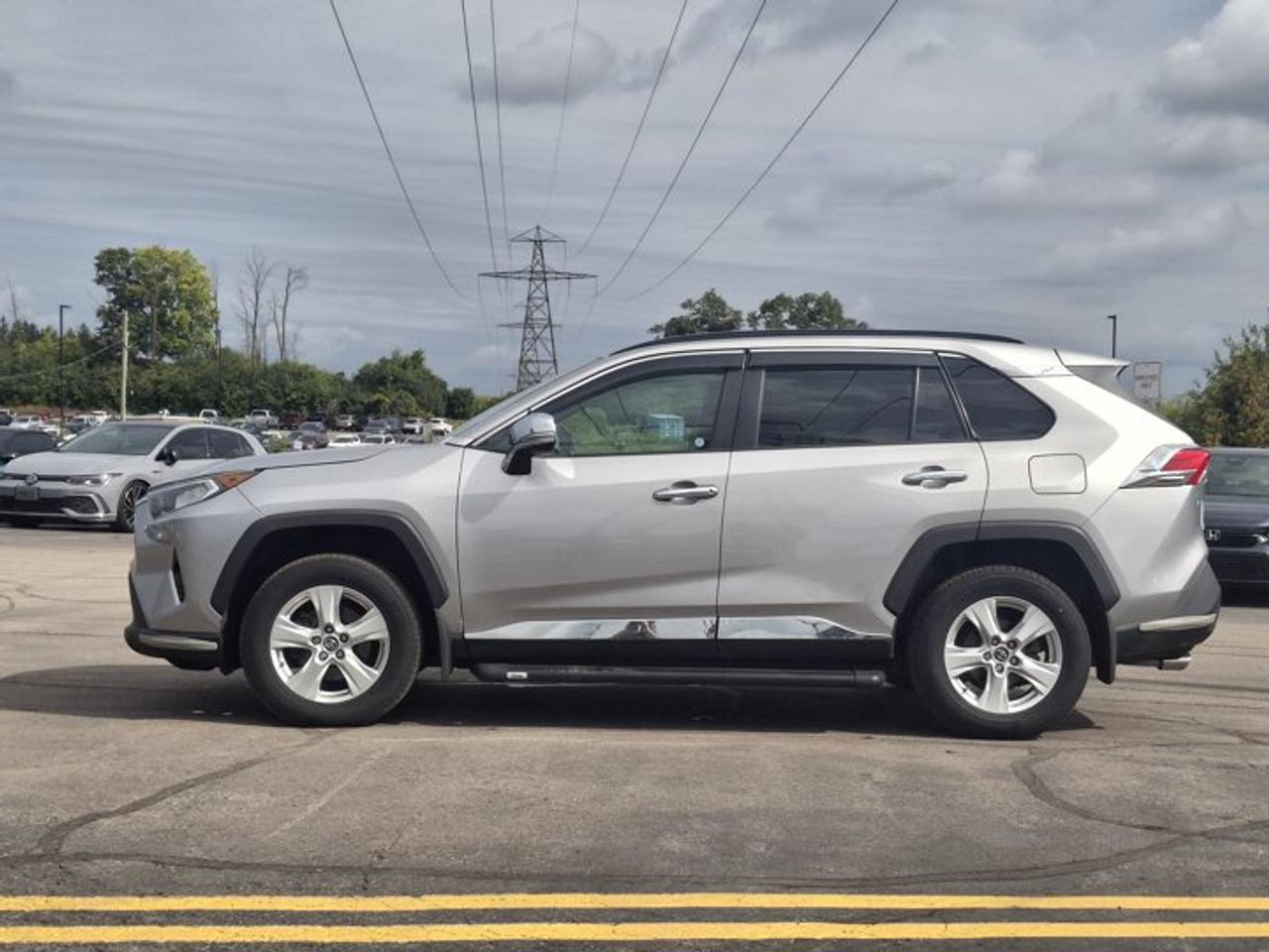 2019 Toyota RAV4 XLE | Sunroof | Heated Seats + Steering | Power Liftgate | Apple CarPlay | Rear Cam and More ! Photo