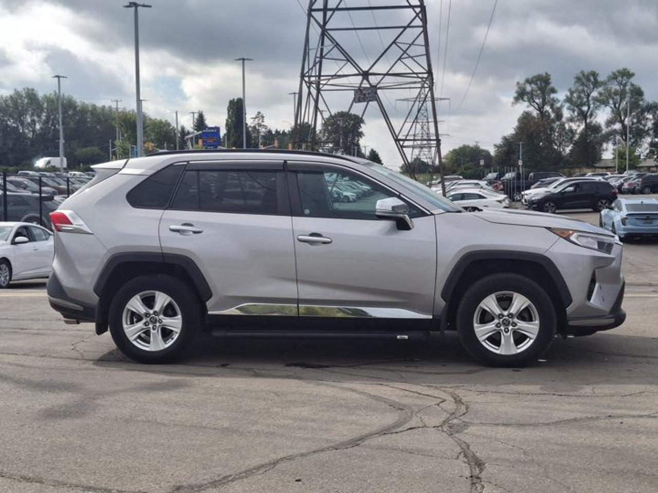 2019 Toyota RAV4 XLE | Sunroof | Heated Seats + Steering | Power Liftgate | Apple CarPlay | Rear Cam and More ! Photo