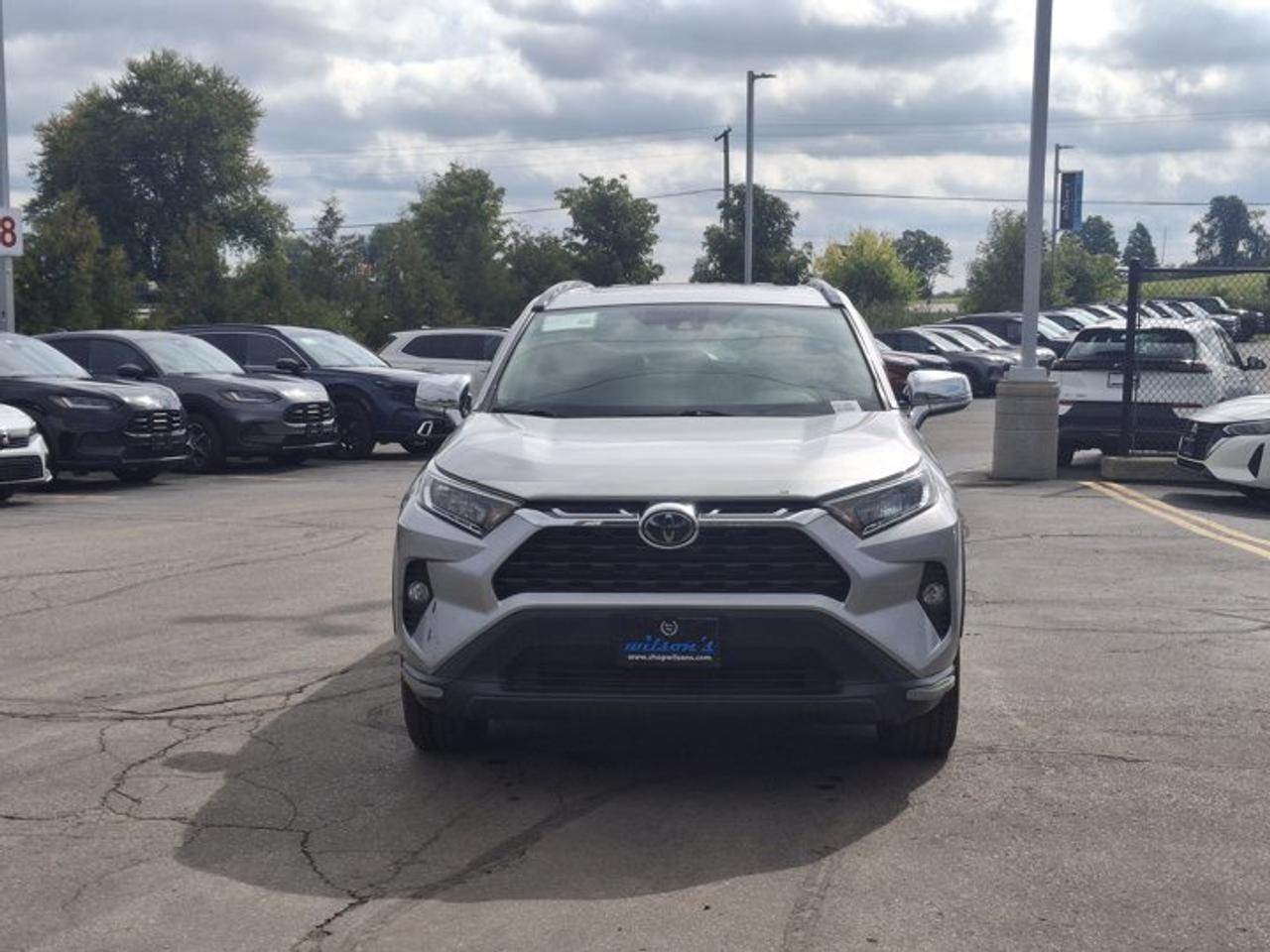 2019 Toyota RAV4 XLE | Sunroof | Heated Seats + Steering | Power Liftgate | Apple CarPlay | Rear Cam and More ! Photo