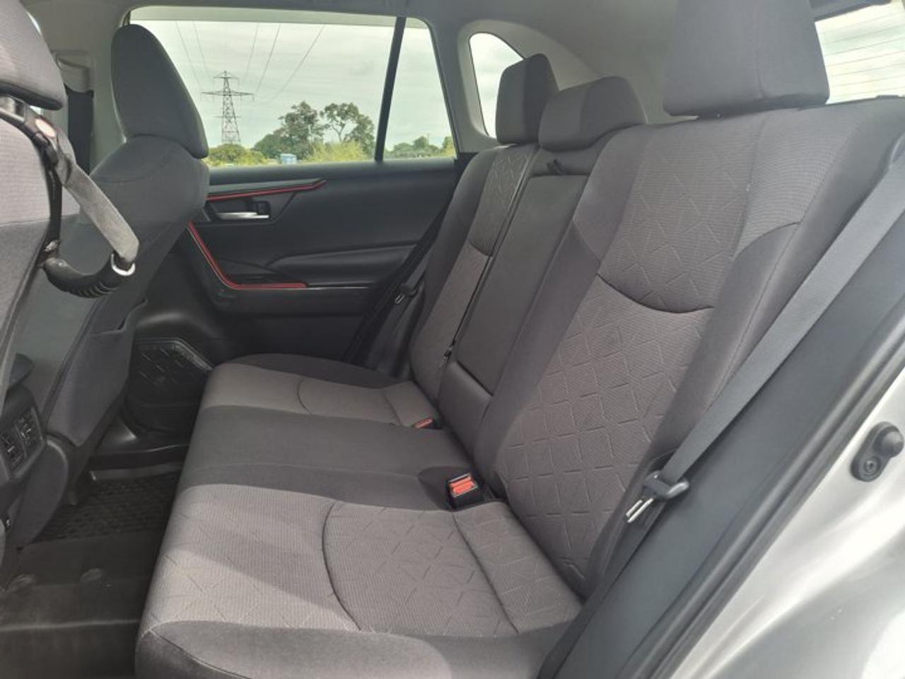 2019 Toyota RAV4 XLE | Sunroof | Heated Seats + Steering | Power Liftgate | Apple CarPlay | Rear Cam and More ! Photo