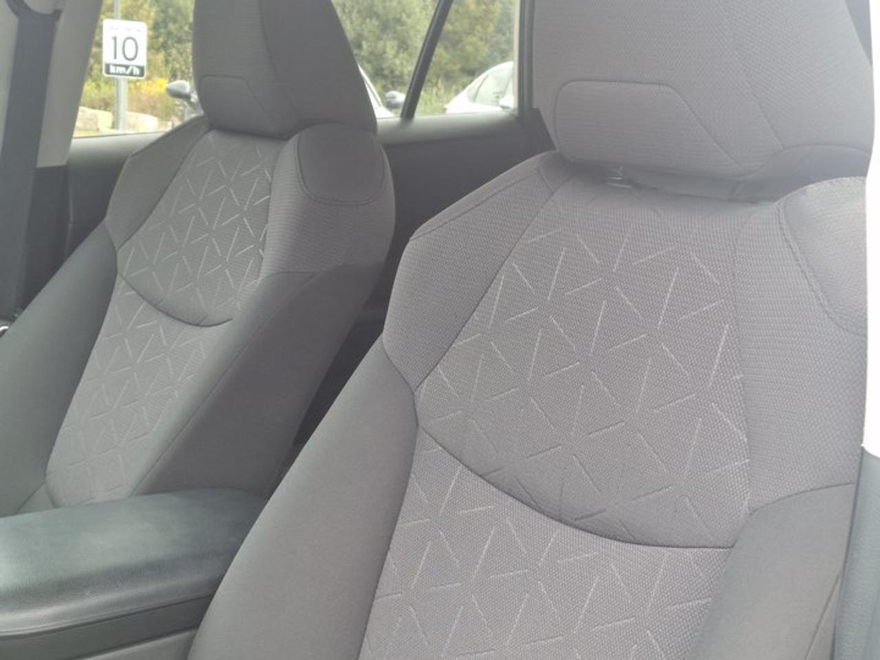 2019 Toyota RAV4 XLE | Sunroof | Heated Seats + Steering | Power Liftgate | Apple CarPlay | Rear Cam and More ! Photo
