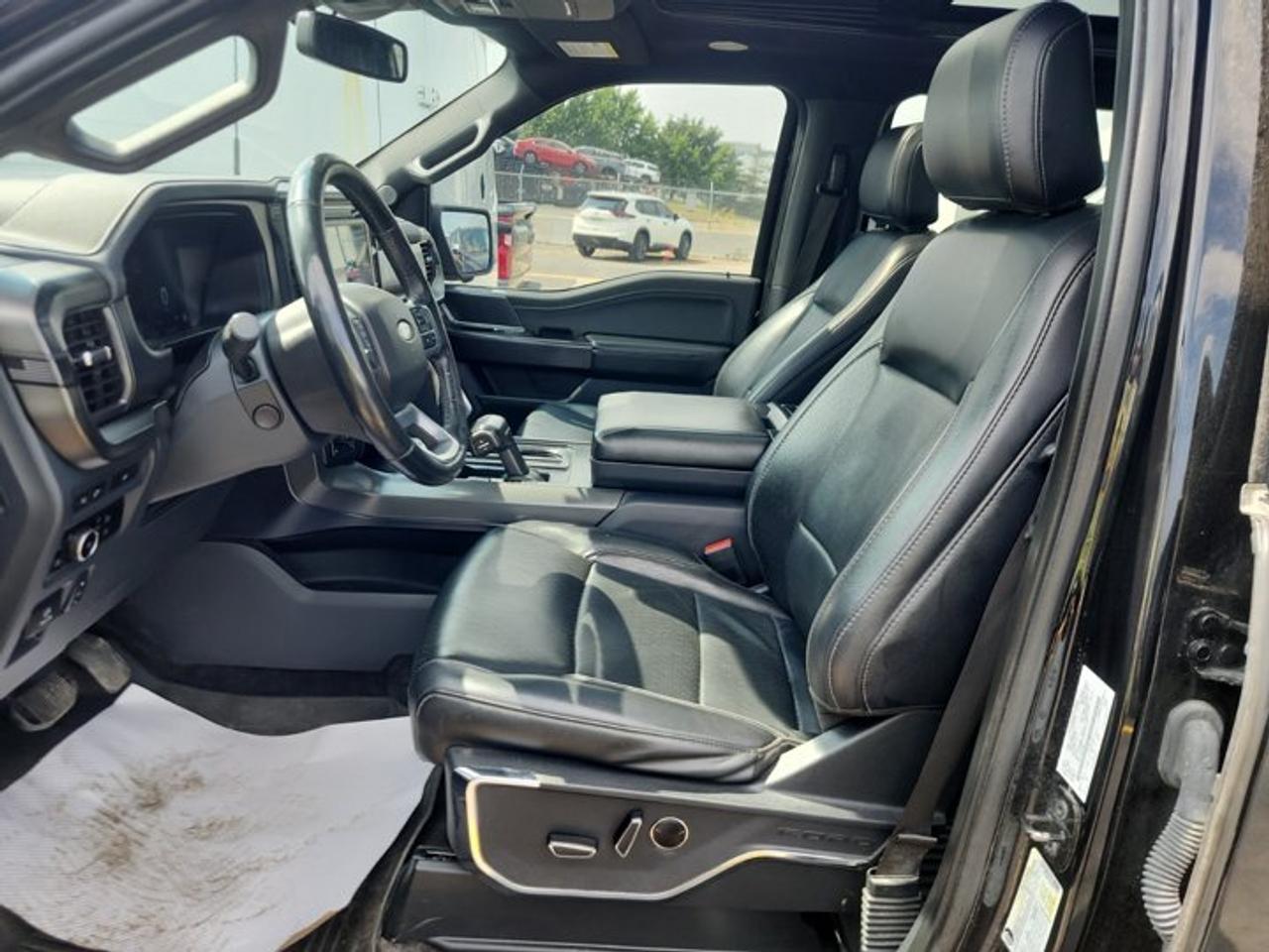 2024 Ford F-150 Lariat Crew 4X4 | 3.5L Hybrid | 502A | HUD | Leather | Sunroof | Nav | Black Pkg | and More ! Photo