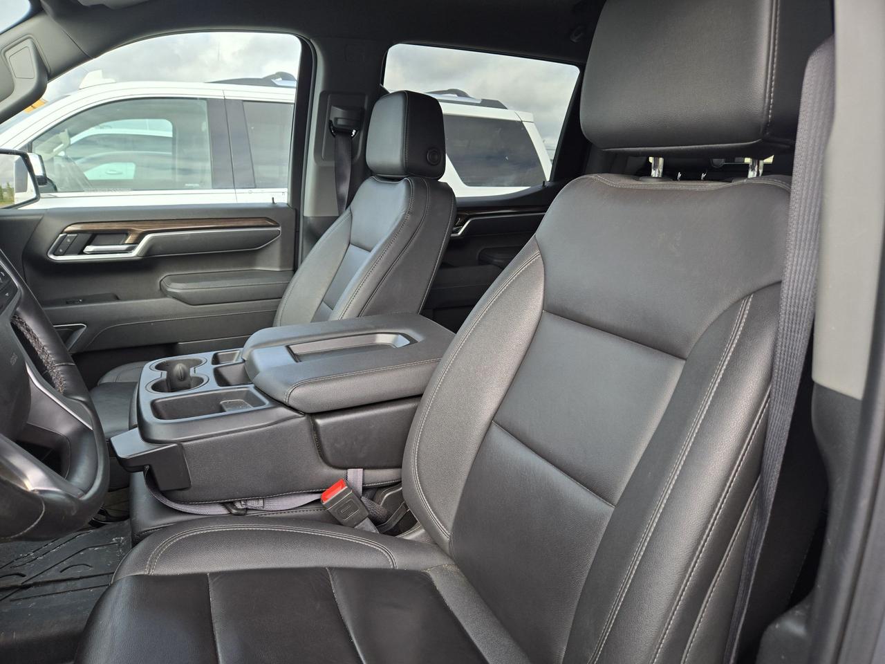 2025 Chevrolet Silverado 1500 LT Photo2