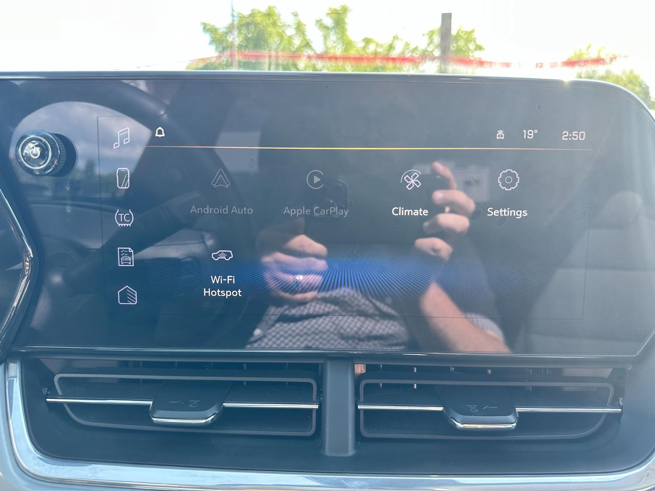2024 Chevrolet Trax LT FWD HTD-Cloth Sunroof FM/XM RemoteStart RvCam Photo