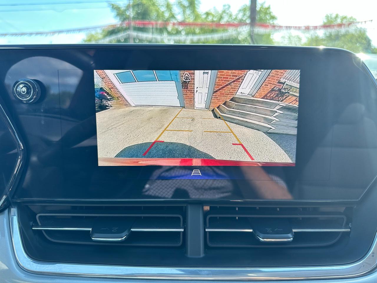 2024 Chevrolet Trax LT FWD HTD-Cloth Sunroof FM/XM RemoteStart RvCam Photo