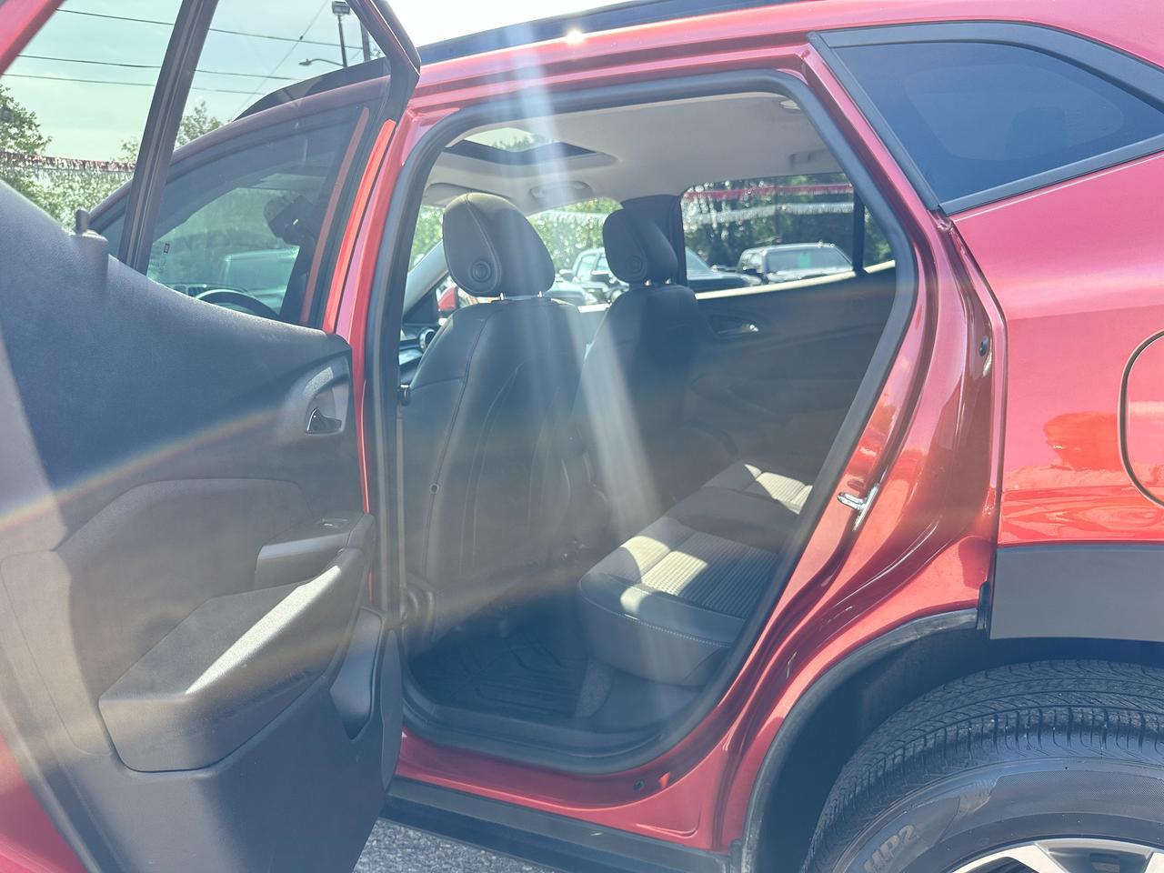 2024 Chevrolet Trax LT FWD HTD-Cloth Sunroof FM/XM RemoteStart RvCam Photo