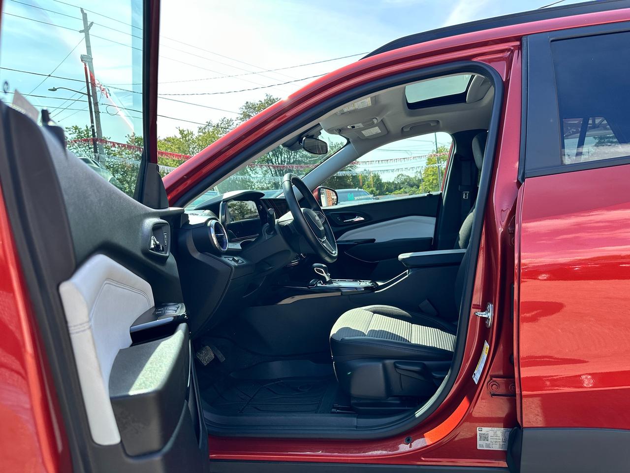 2024 Chevrolet Trax LT FWD HTD-Cloth Sunroof FM/XM RemoteStart RvCam Photo