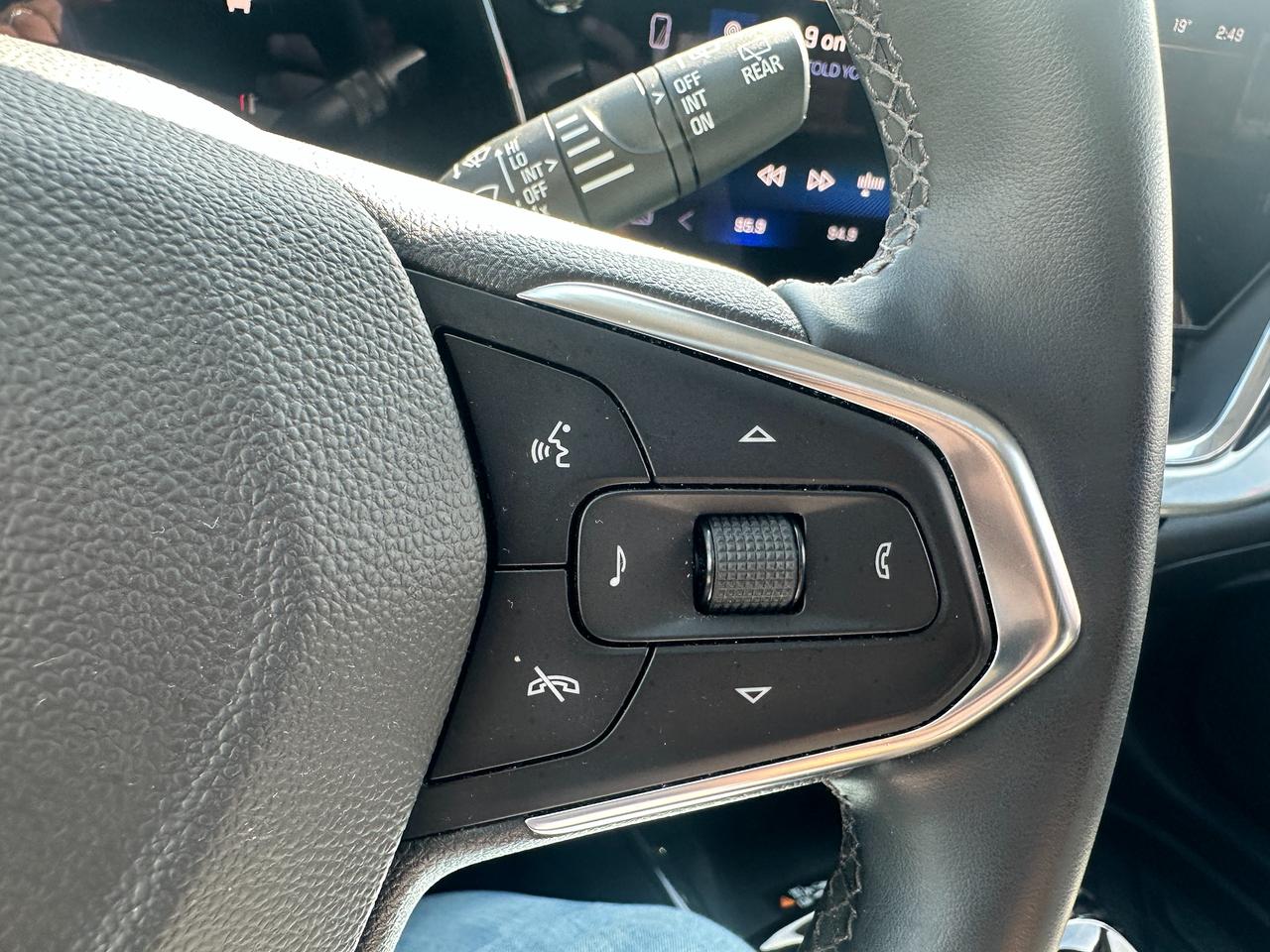2024 Chevrolet Trax LT FWD HTD-Cloth Sunroof FM/XM RemoteStart RvCam Photo
