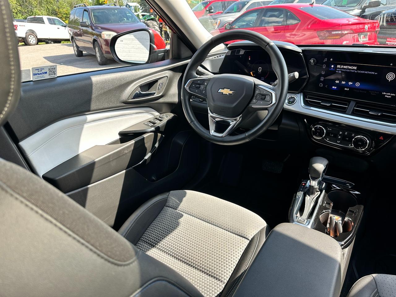 2024 Chevrolet Trax LT FWD HTD-Cloth Sunroof FM/XM RemoteStart RvCam Photo