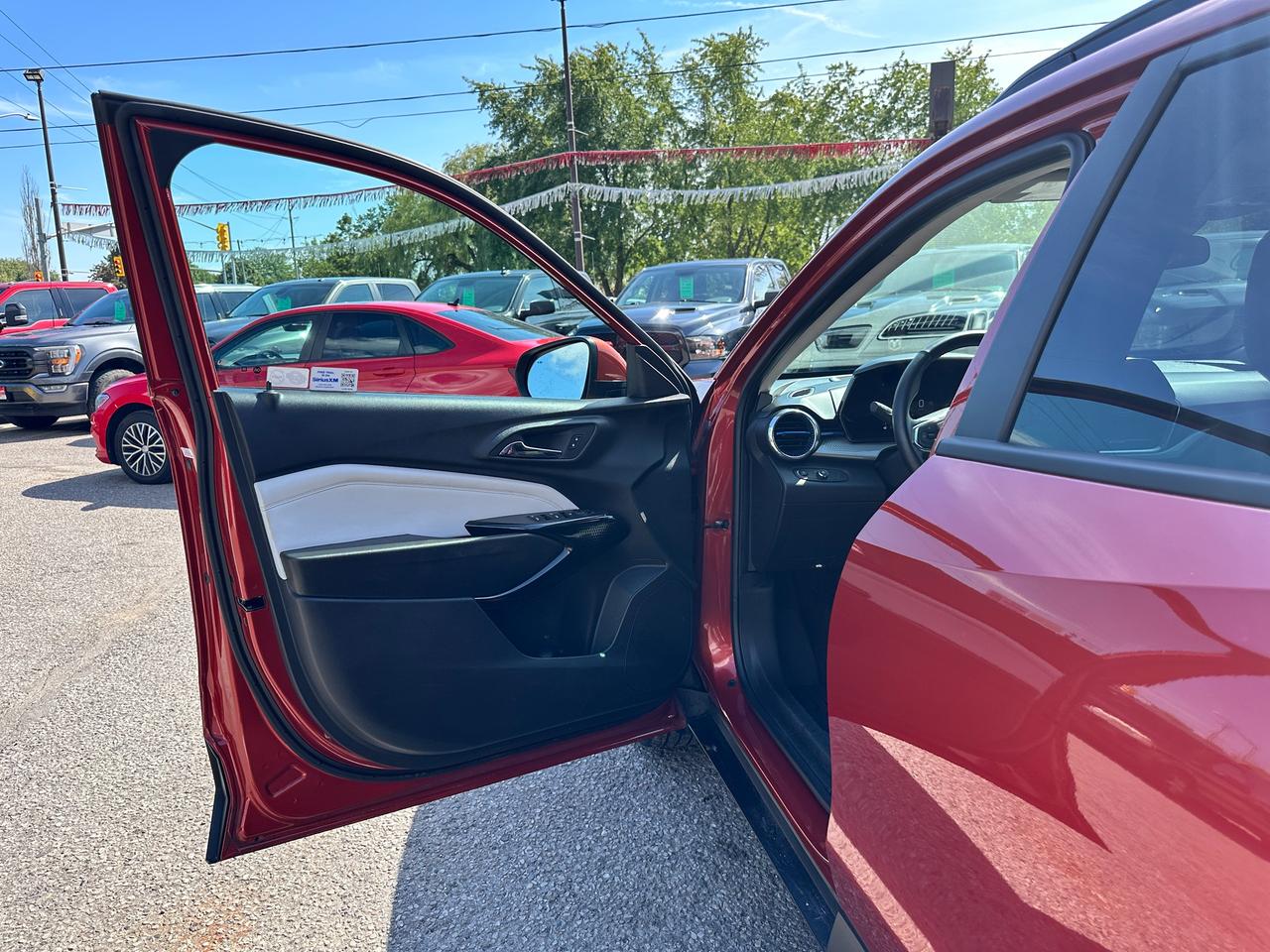 2024 Chevrolet Trax LT FWD HTD-Cloth Sunroof FM/XM RemoteStart RvCam Photo
