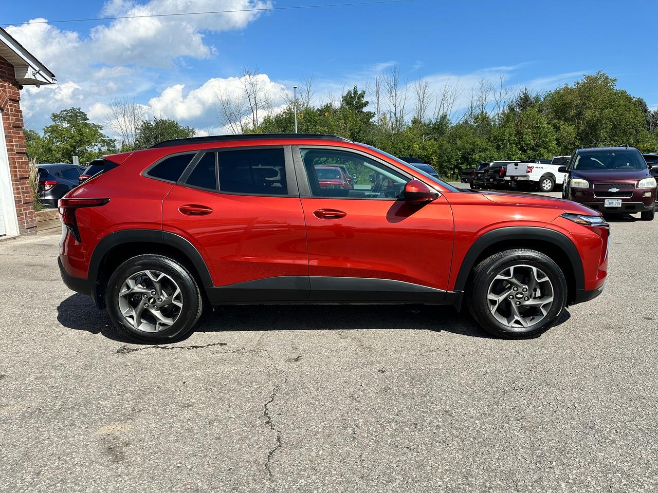 2024 Chevrolet Trax LT FWD HTD-Cloth Sunroof FM/XM RemoteStart RvCam Photo
