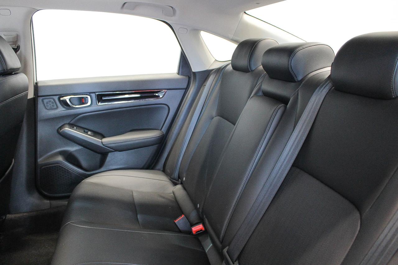 2022 Honda Civic Touring HEATED FRONT AND REAR SEATS - BOSE AUDIO - LEATHER SEATS Photo