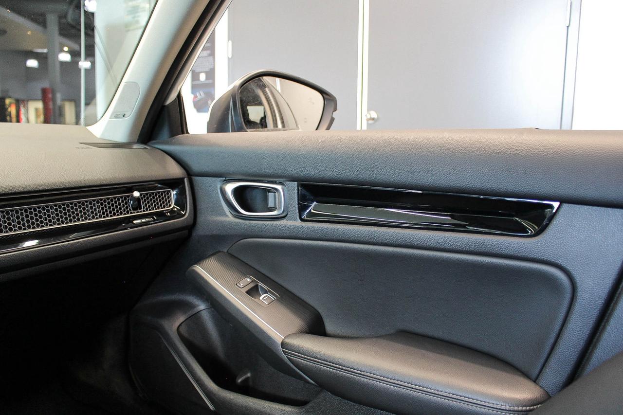 2022 Honda Civic Touring HEATED FRONT AND REAR SEATS - BOSE AUDIO - LEATHER SEATS Photo