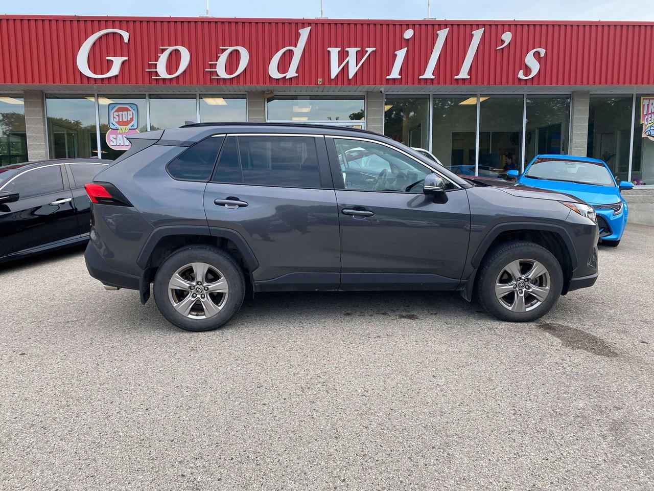 2022 Toyota RAV4 XLE, SUNROOF, CLEAN CARFAX, BACK UP CAMERA!