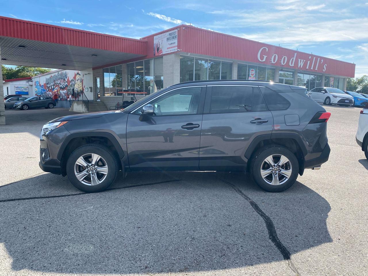 2022 Toyota RAV4 XLE, SUNROOF, CLEAN CARFAX, BACK UP CAMERA! Photo