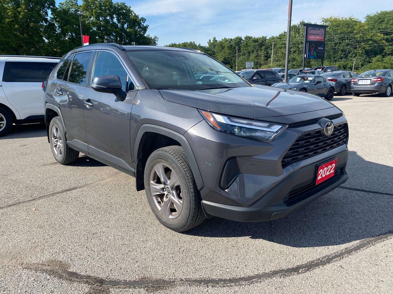 2022 Toyota RAV4 XLE, SUNROOF, CLEAN CARFAX, BACK UP CAMERA! Photo