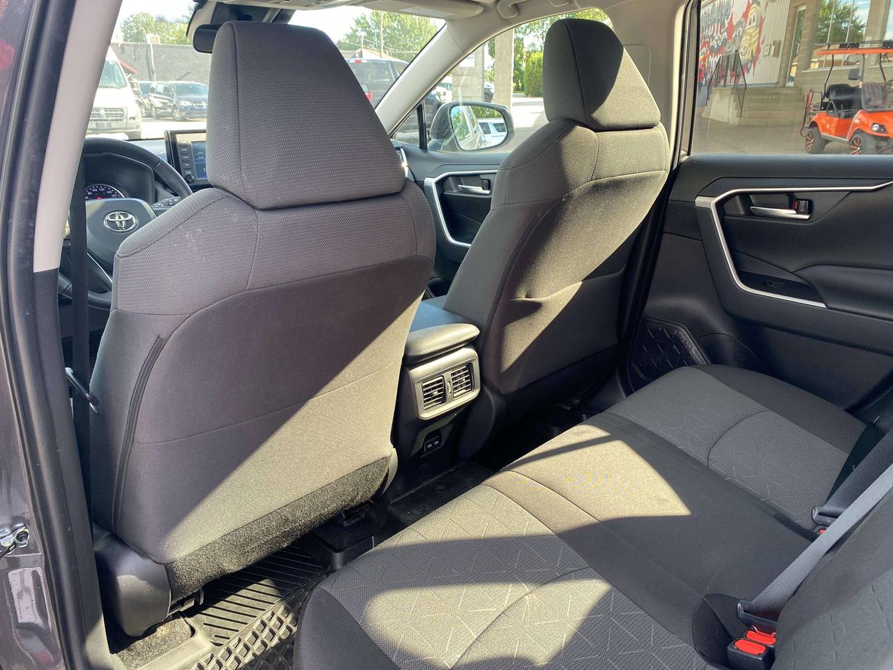 2022 Toyota RAV4 XLE, SUNROOF, CLEAN CARFAX, BACK UP CAMERA! - Photo #21