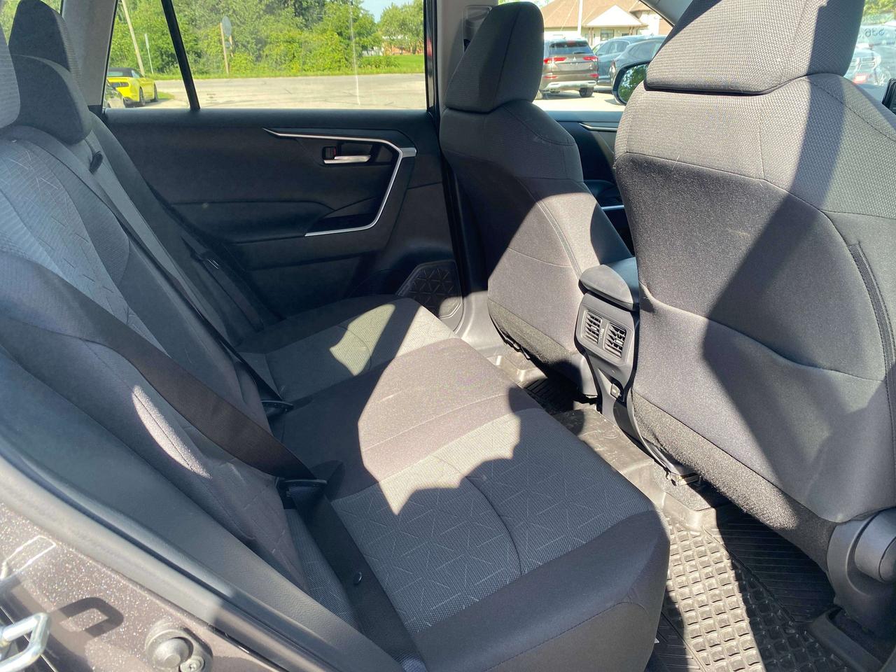 2022 Toyota RAV4 XLE, SUNROOF, CLEAN CARFAX, BACK UP CAMERA! - Photo #24