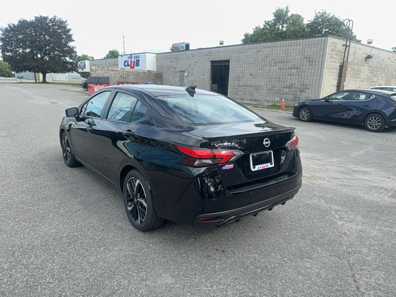 2024 Nissan Versa SR Photo2