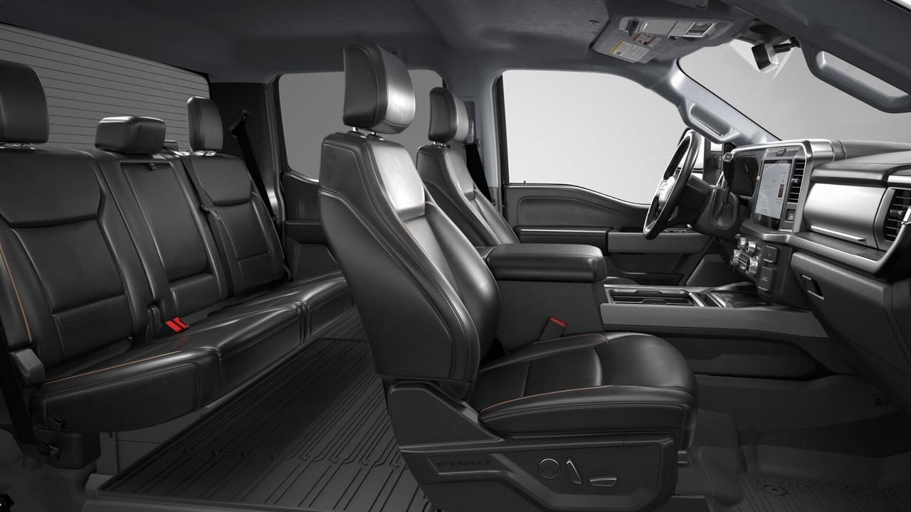 2026 Ford SUPER DUTY F-350 DRW Lariat Photo4