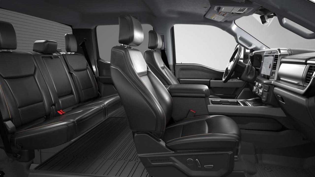 2026 Ford SUPER DUTY F-350 DRW Lariat Photo4