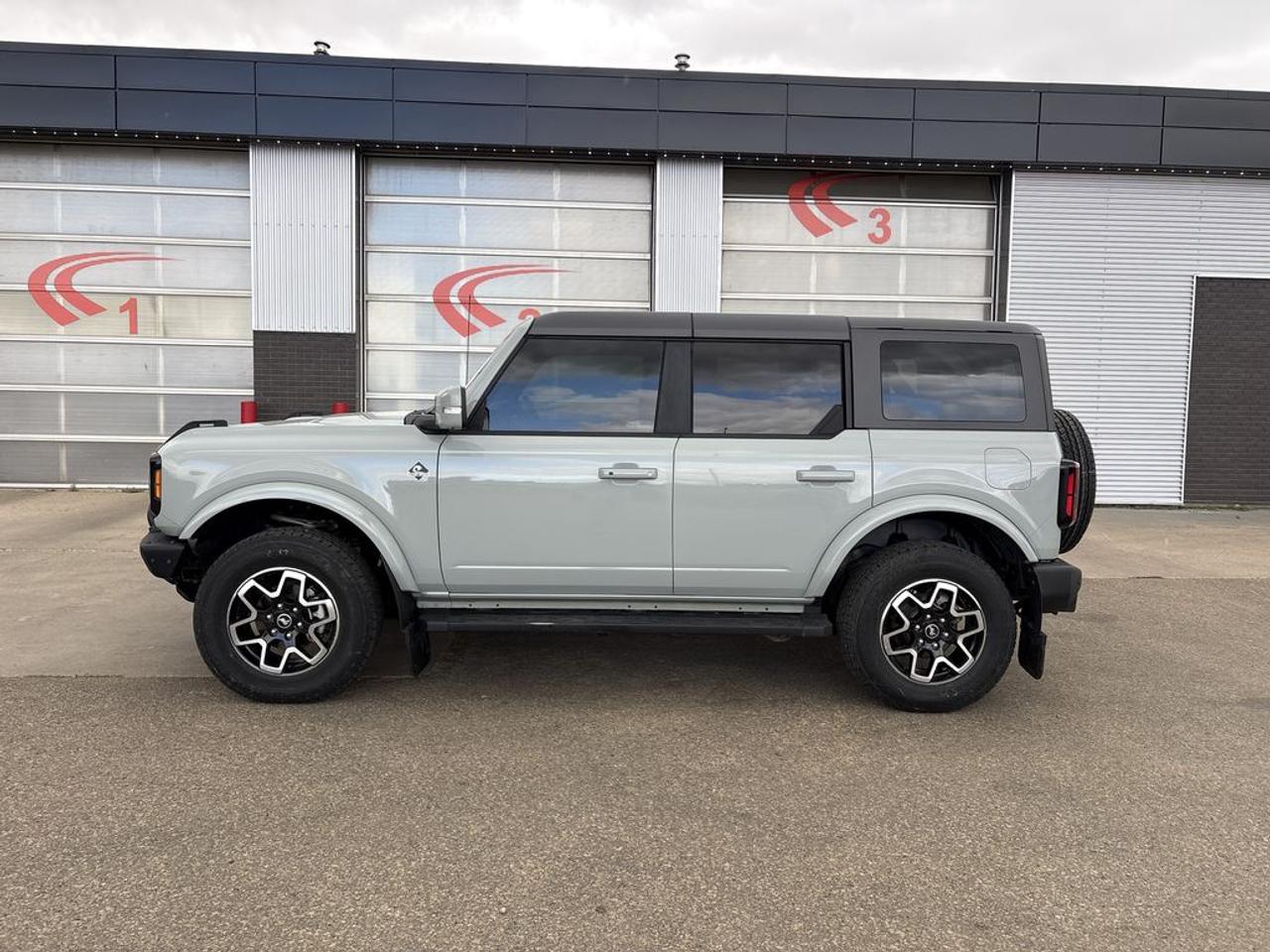 2024 Ford Bronco Outer Banks Photo3