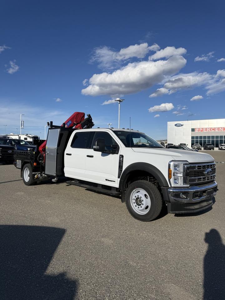 2026 Ford F-550 DRW PICKER TRUCK XLT Photo4