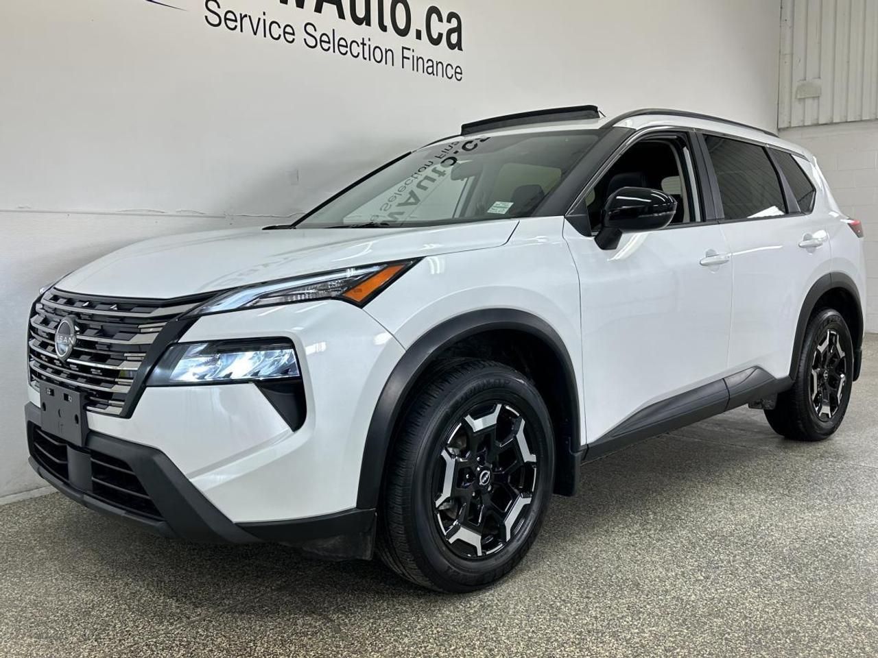 2025 Nissan Rogue Midnight Edition SV/AWD/MIDNIGHT EDITION/LEATHER/PANOROOF/6605KM/OFF 1 OWNER LEASE! Photo2