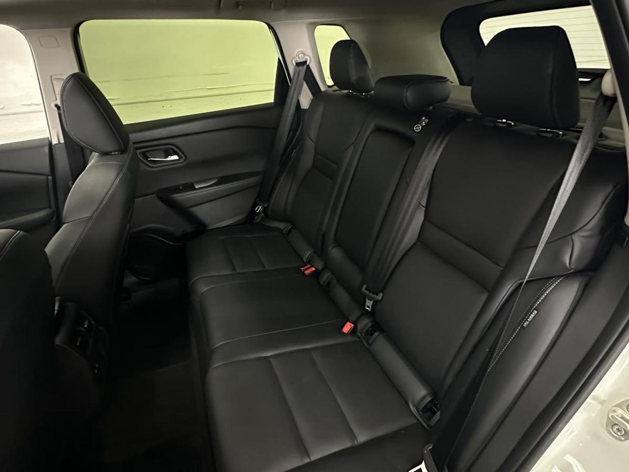 2025 Nissan Rogue Midnight Edition SV/AWD/MIDNIGHT EDITION/LEATHER/PANOROOF/6605KM/OFF 1 OWNER LEASE! Photo