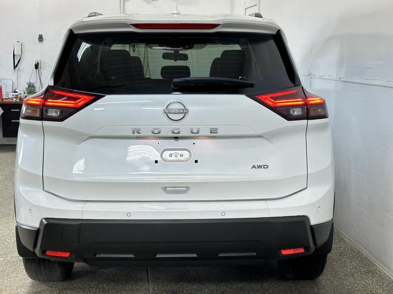 2025 Nissan Rogue Midnight Edition SV/AWD/MIDNIGHT EDITION/LEATHER/PANOROOF/6605KM/OFF 1 OWNER LEASE! Photo