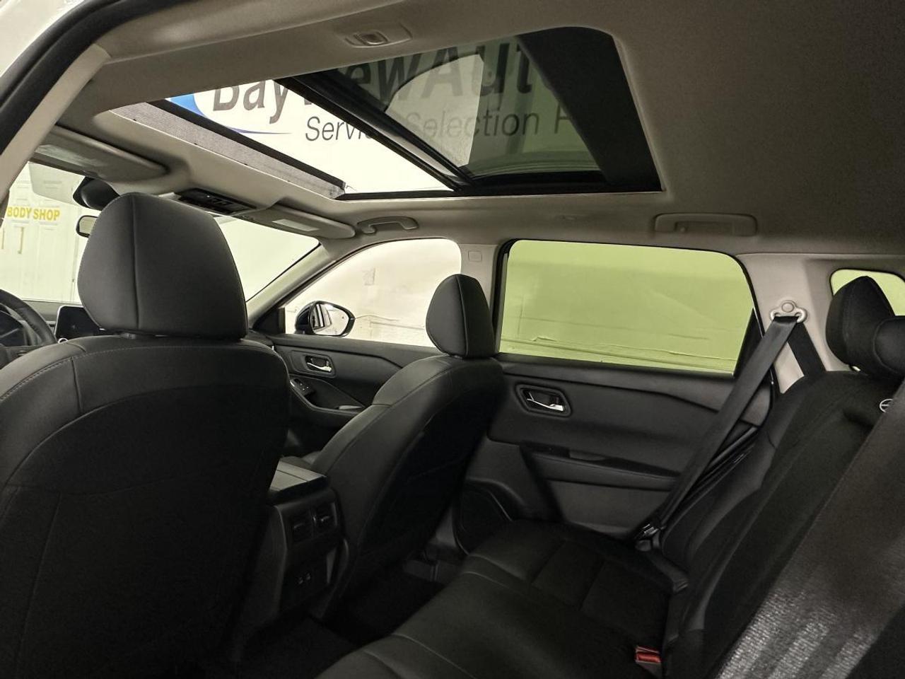 2025 Nissan Rogue Midnight Edition SV/AWD/MIDNIGHT EDITION/LEATHER/PANOROOF/6605KM/OFF 1 OWNER LEASE! Photo
