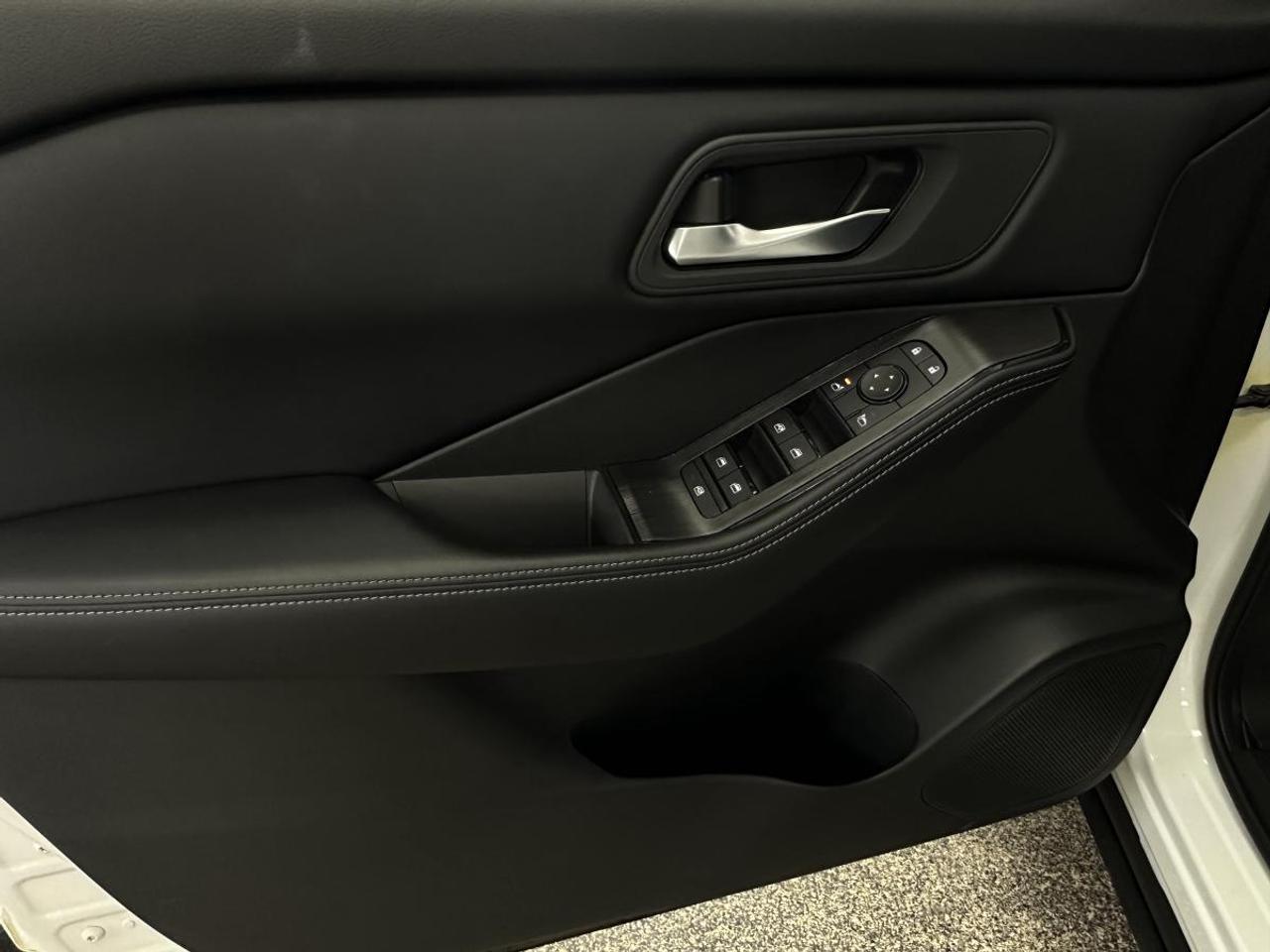 2025 Nissan Rogue Midnight Edition SV/AWD/MIDNIGHT EDITION/LEATHER/PANOROOF/6605KM/OFF 1 OWNER LEASE! Photo