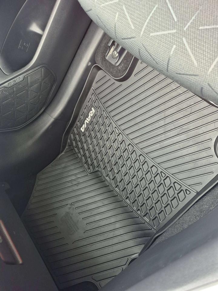 2022 Toyota RAV4 XLE AWD Photo3