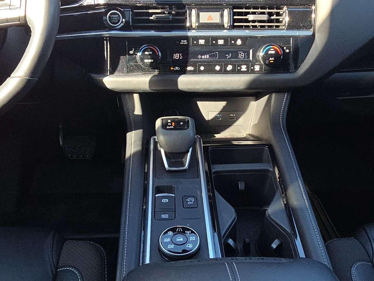 2024 Nissan Pathfinder SL Photo