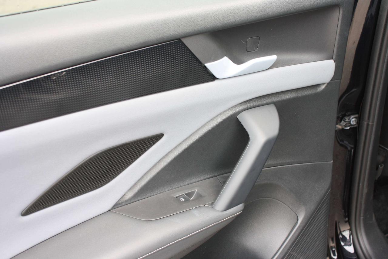2026 Volkswagen Tiguan Comfortline R-Line Black Edition Photo