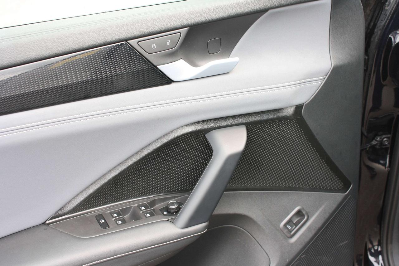 2026 Volkswagen Tiguan Comfortline R-Line Black Edition Photo