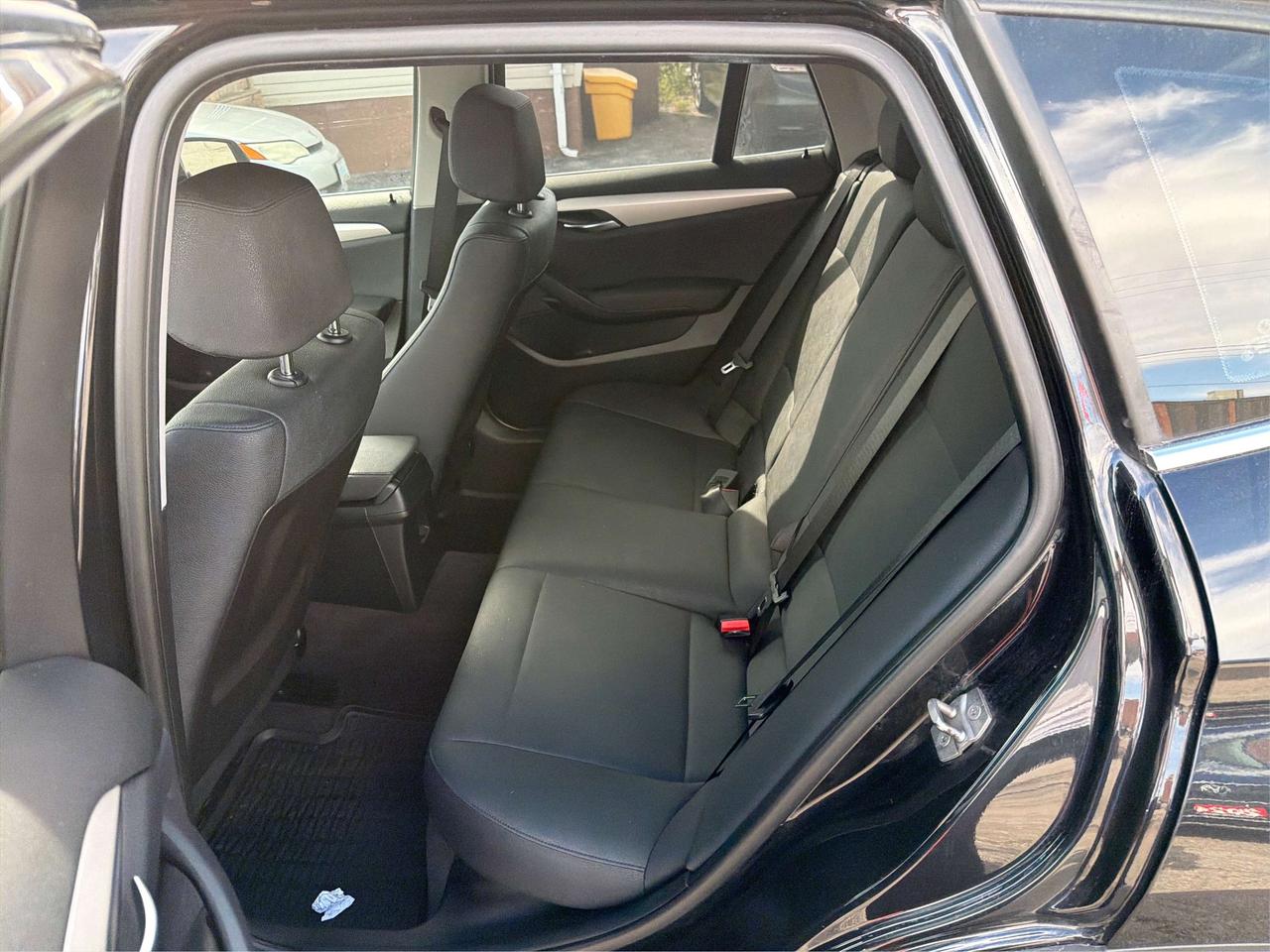 2015 BMW X1 xDrive AWD LEATHER/H SEATS WE FINANCE ALL CREDIT! Photo