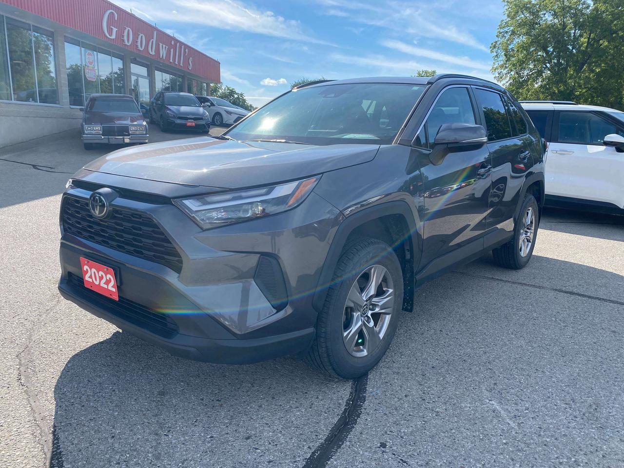 2022 Toyota RAV4 XLE, SUNROOF, CLEAN CARFAX, BACK UP CAMERA! Photo