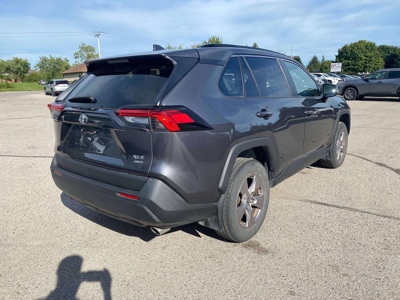 2022 Toyota RAV4 XLE, SUNROOF, CLEAN CARFAX, BACK UP CAMERA! Photo