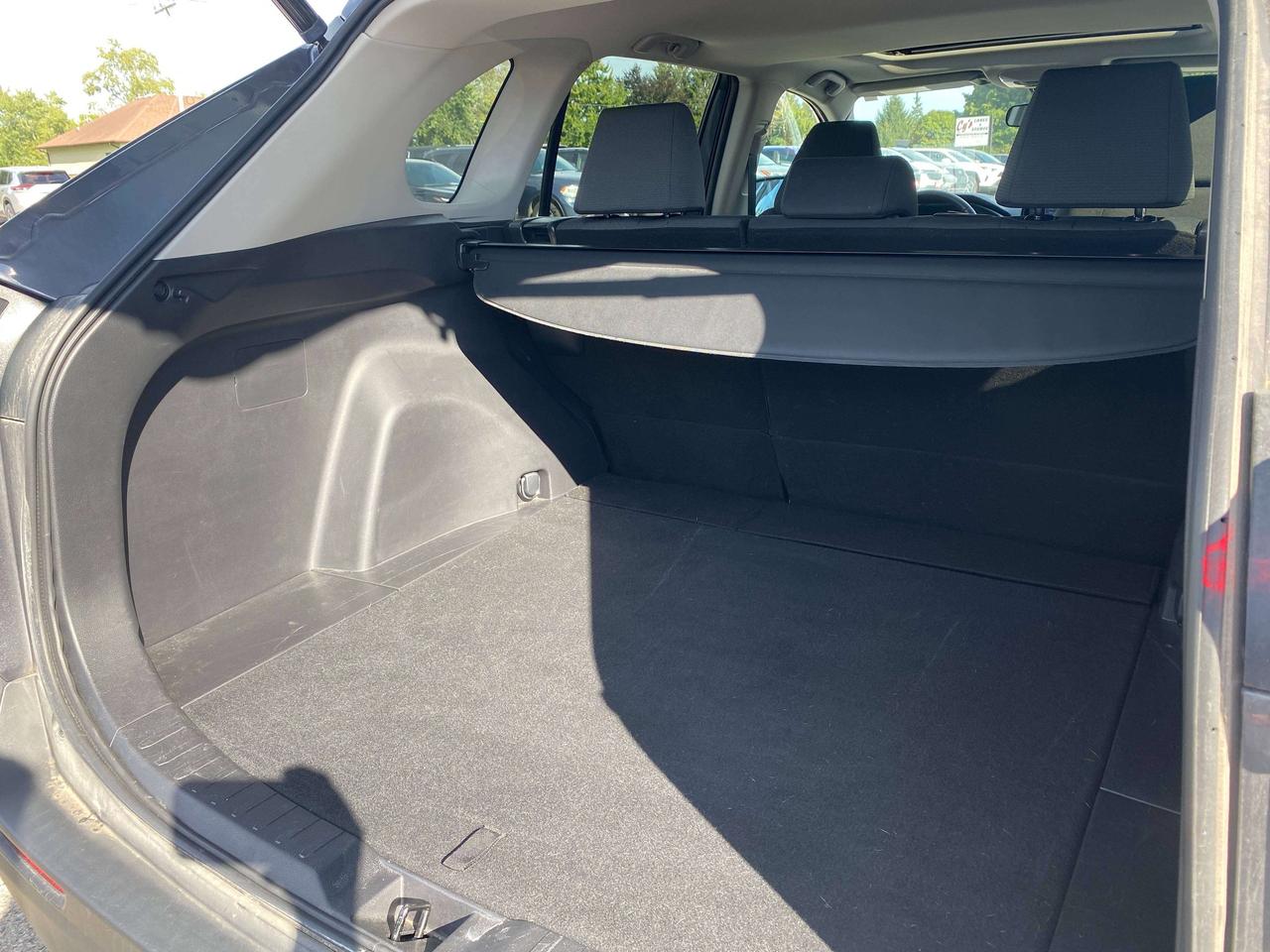 2022 Toyota RAV4 XLE, SUNROOF, CLEAN CARFAX, BACK UP CAMERA! Photo