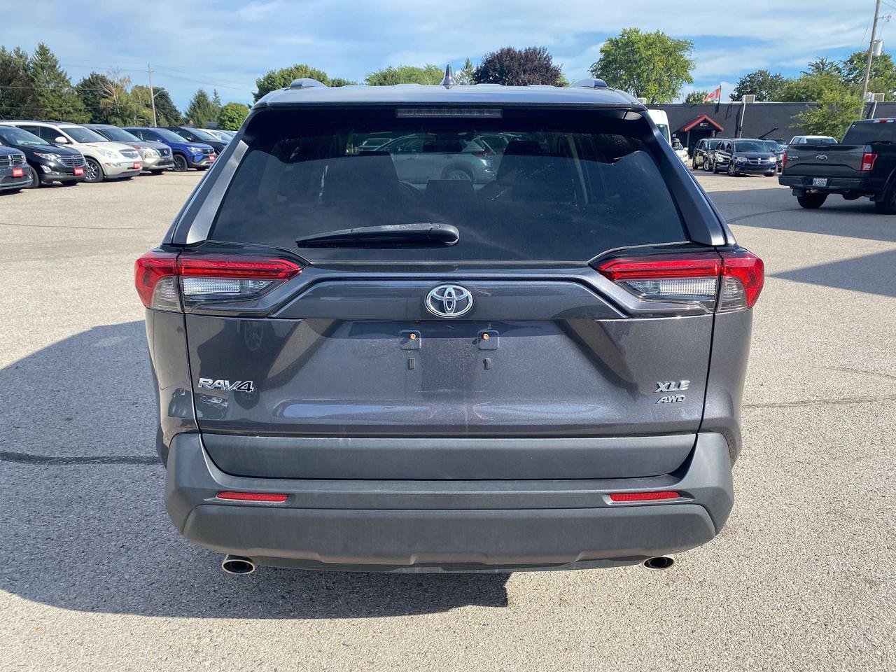 2022 Toyota RAV4 XLE, SUNROOF, CLEAN CARFAX, BACK UP CAMERA! Photo