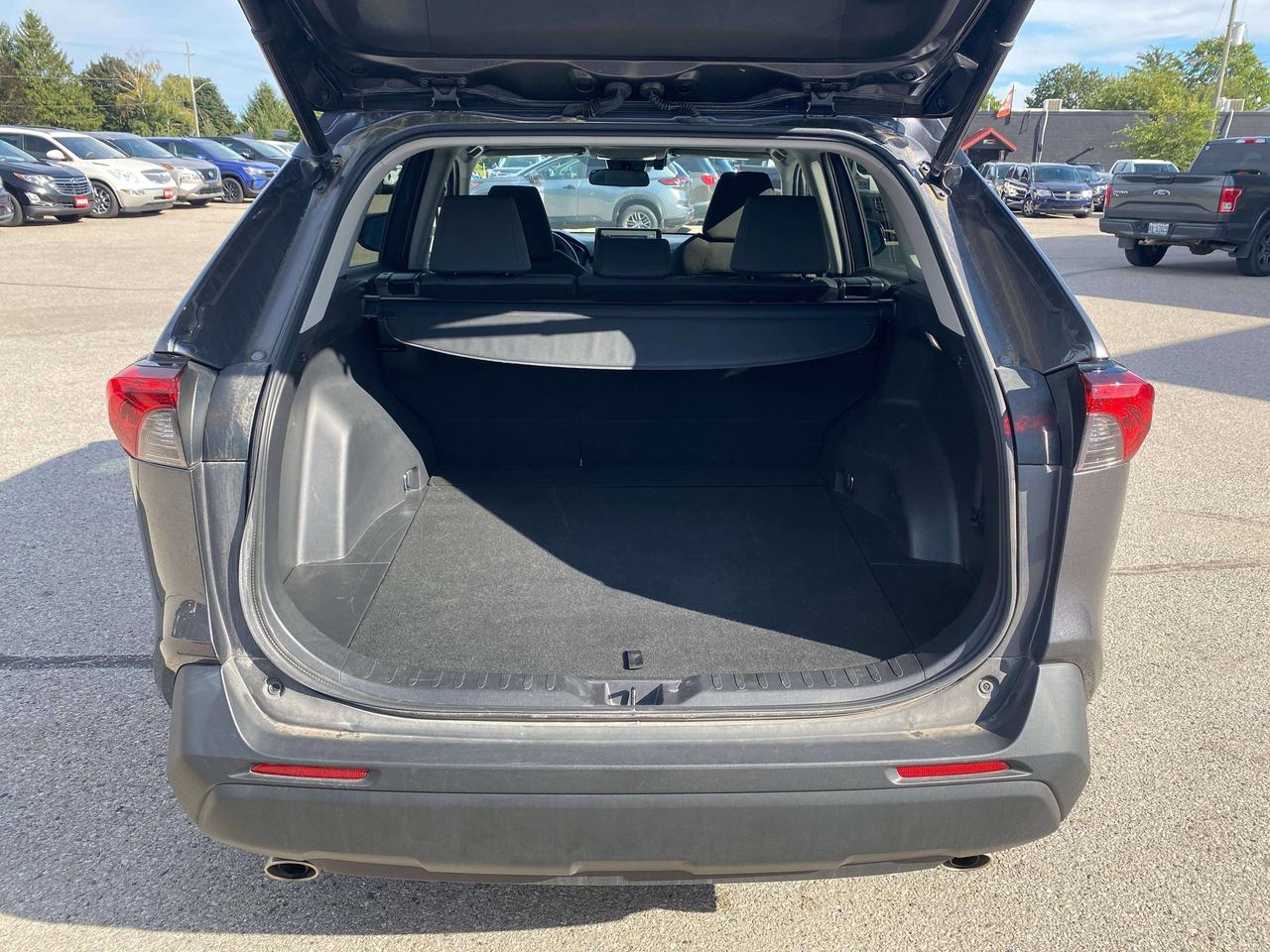 2022 Toyota RAV4 XLE, SUNROOF, CLEAN CARFAX, BACK UP CAMERA! Photo