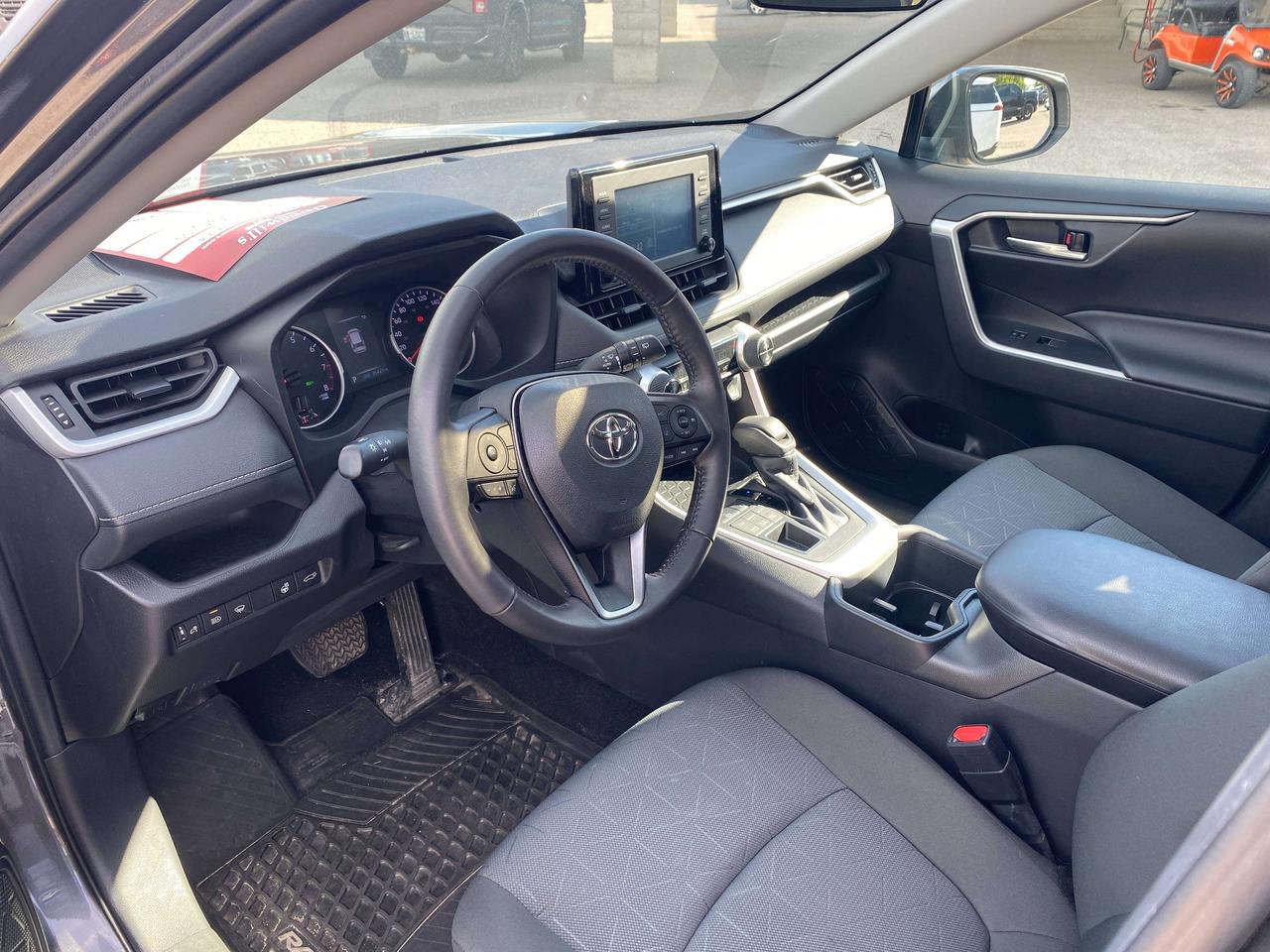 2022 Toyota RAV4 XLE, SUNROOF, CLEAN CARFAX, BACK UP CAMERA! Photo