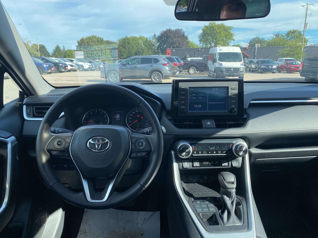 2022 Toyota RAV4 XLE, SUNROOF, CLEAN CARFAX, BACK UP CAMERA! Photo