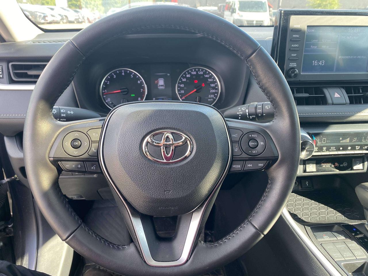2022 Toyota RAV4 XLE, SUNROOF, CLEAN CARFAX, BACK UP CAMERA! Photo
