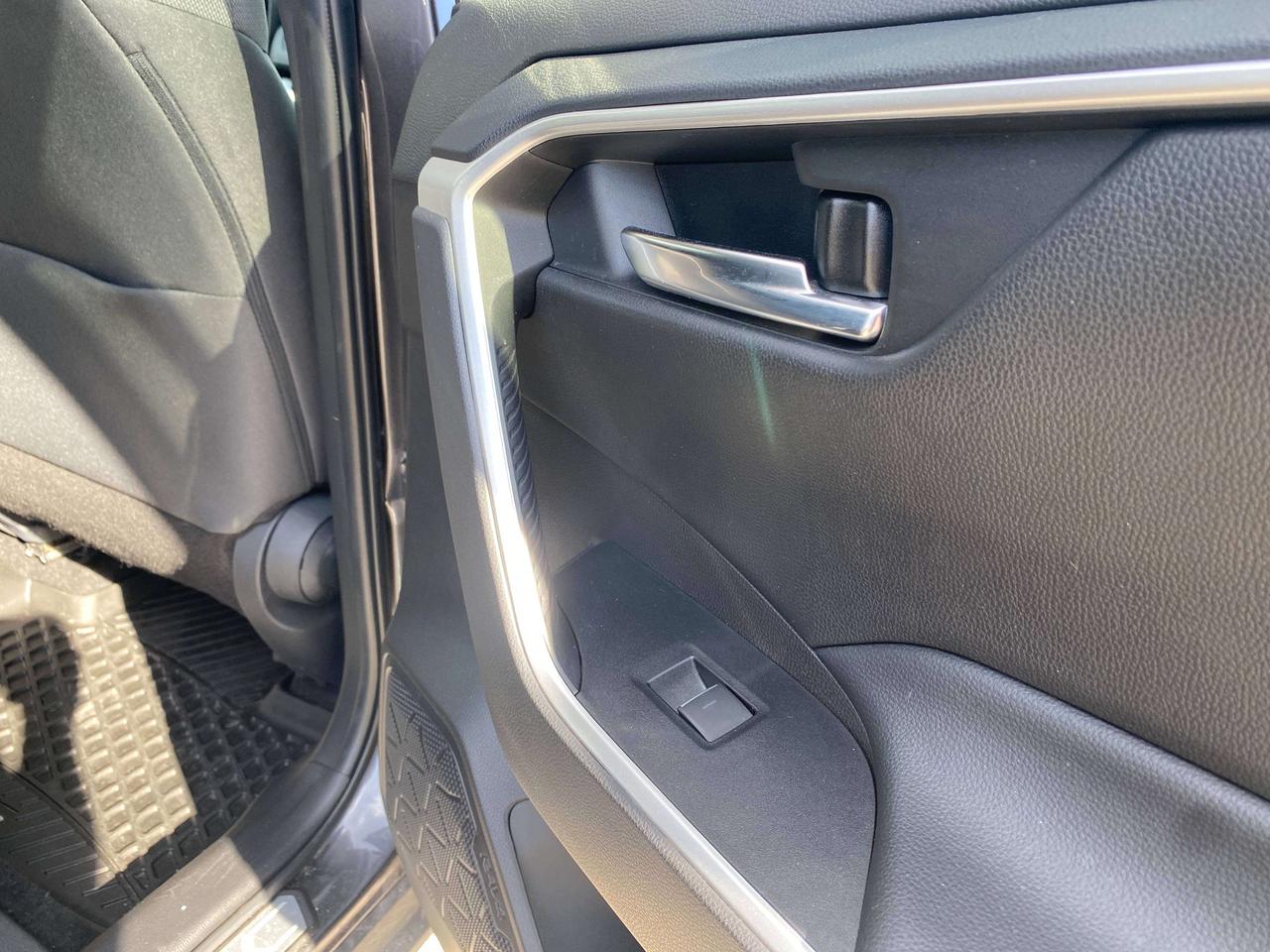 2022 Toyota RAV4 XLE, SUNROOF, CLEAN CARFAX, BACK UP CAMERA! Photo