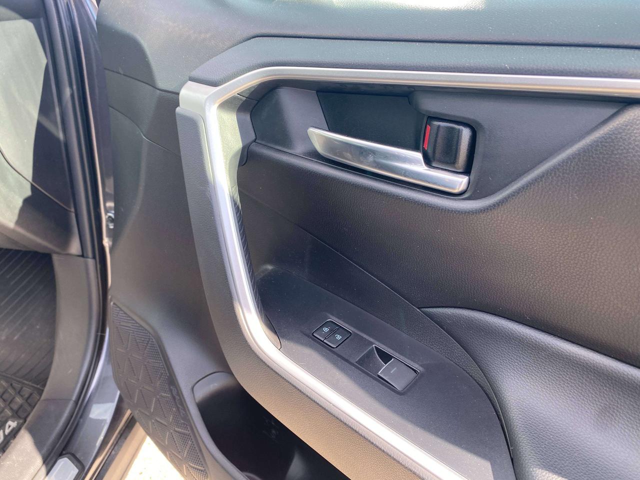 2022 Toyota RAV4 XLE, SUNROOF, CLEAN CARFAX, BACK UP CAMERA! Photo