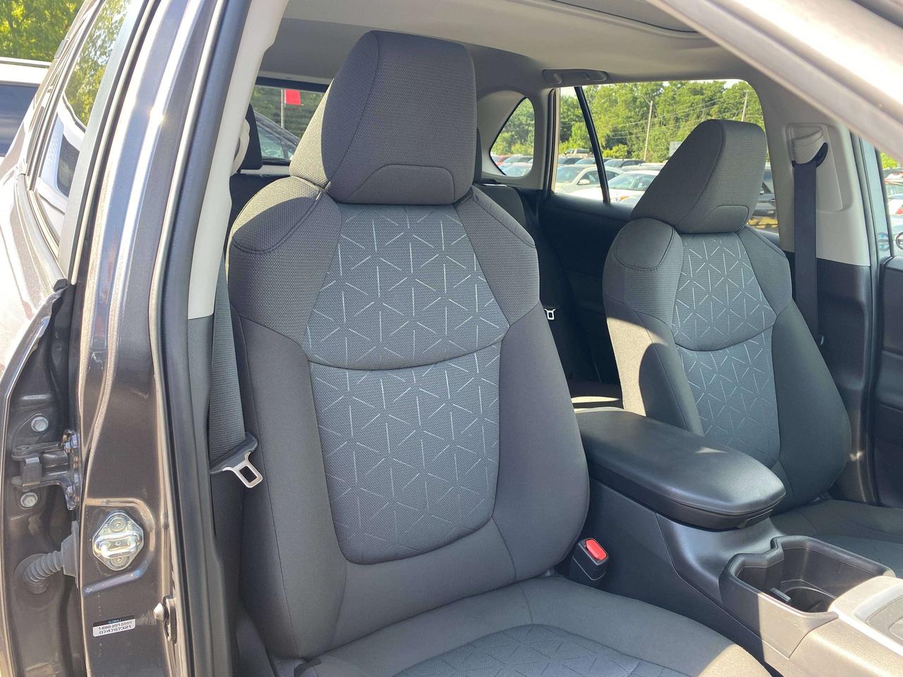2022 Toyota RAV4 XLE, SUNROOF, CLEAN CARFAX, BACK UP CAMERA! Photo