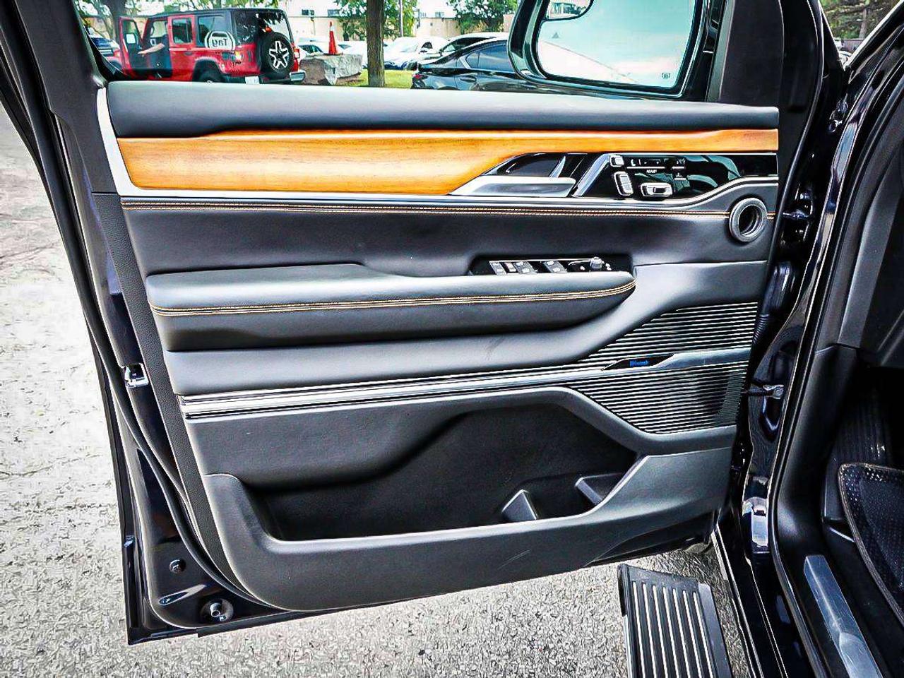 2025 Jeep Grand Wagoneer  Photo